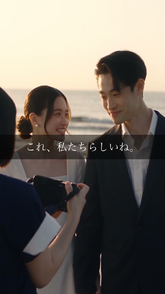 サンプル映像の場面:撮った写真を見て笑うふたり